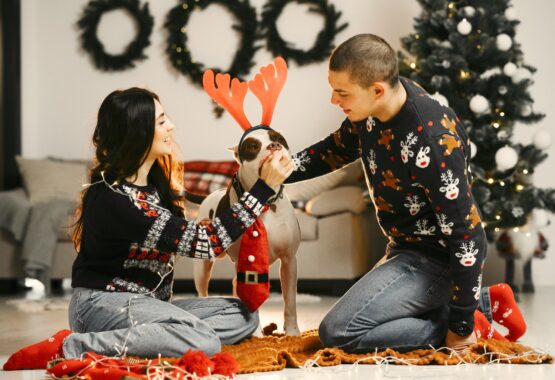 pessoas comemorando o natal com um cachorro