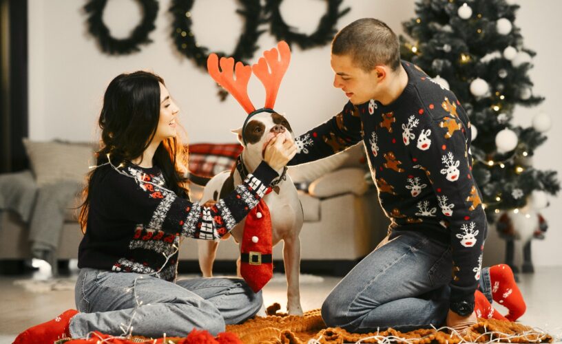 pessoas comemorando o natal com um cachorro